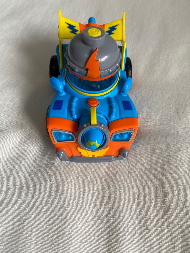 Coche Kid Kazoom, como nuevo. Regalo 8 superzings