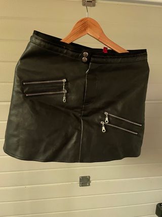 Falda poli piel