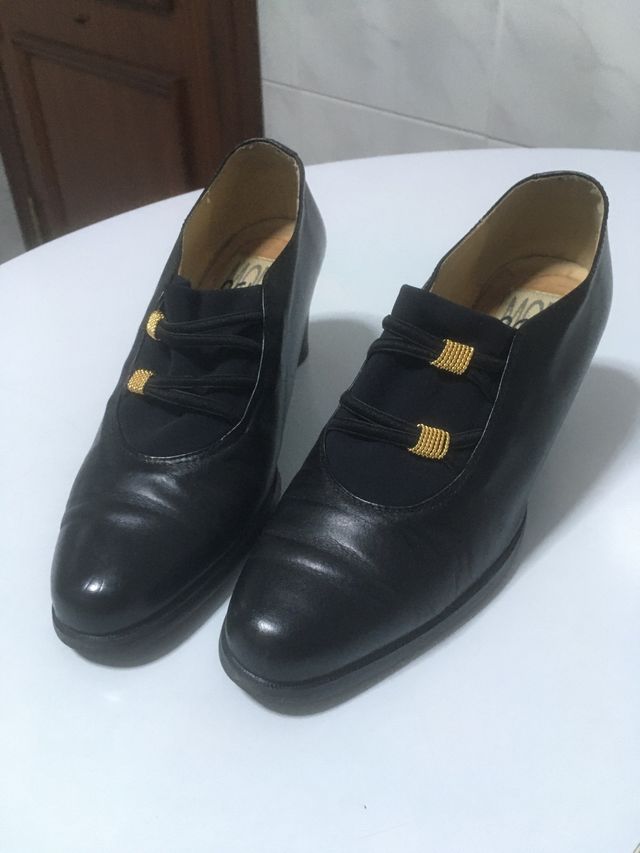 Zapatos negros con dorado