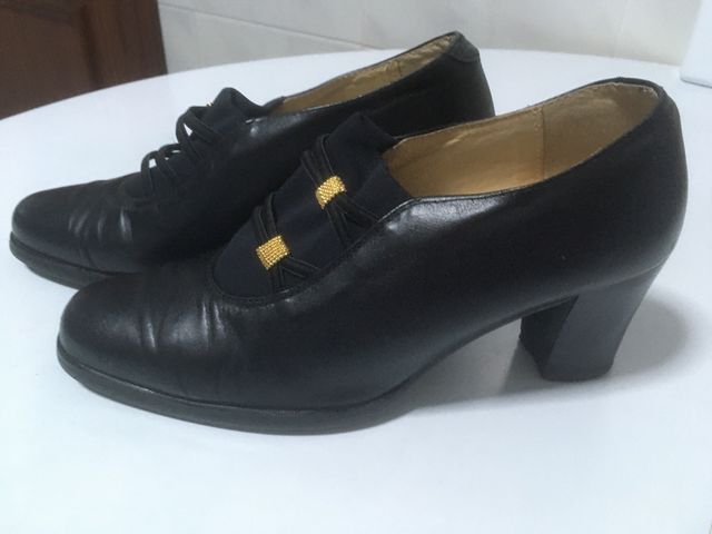 Zapatos negros con dorado