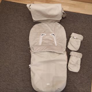 Saco polipiel y guantes beige.