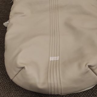 Saco polipiel y guantes beige.