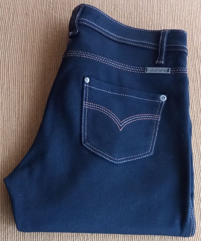 pantalón estrecho con elástica Stradivarius