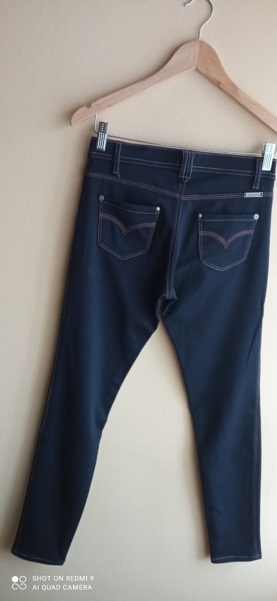 pantalón estrecho con elástica Stradivarius