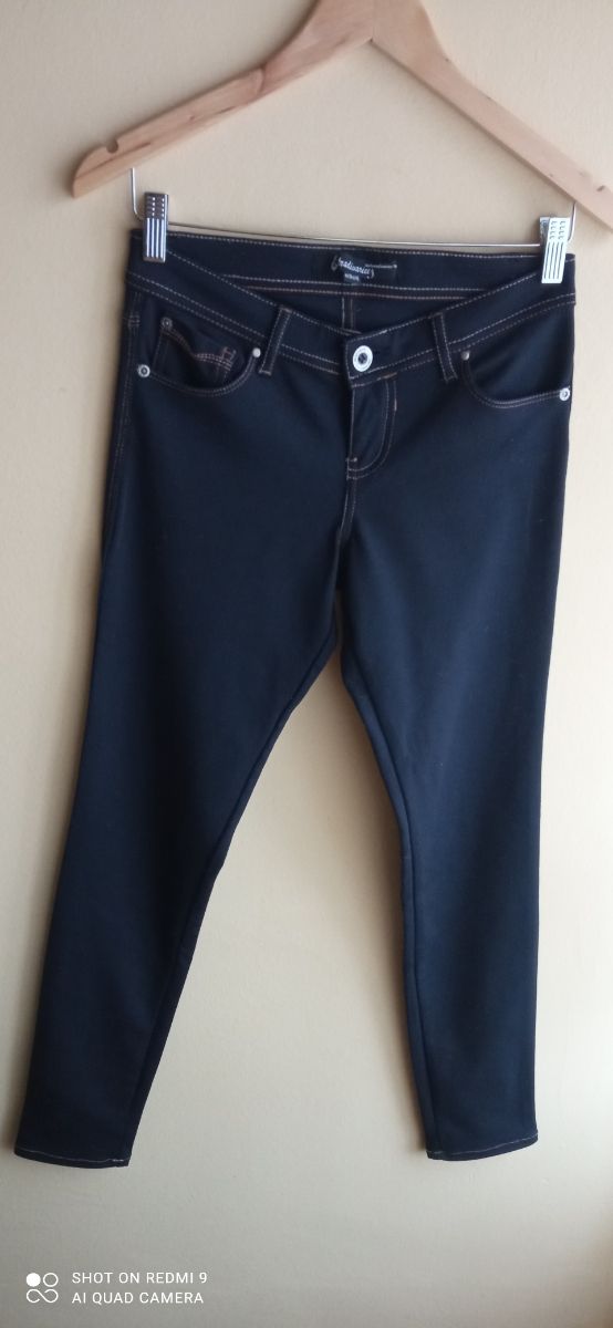 pantalón estrecho con elástica Stradivarius