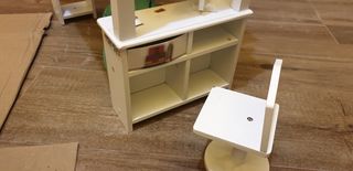 Juguete de madera.Litera con escritorio