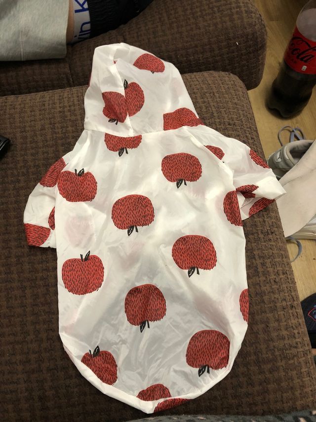 Chubasquero perro hasta 3 kilos aproximadamente.