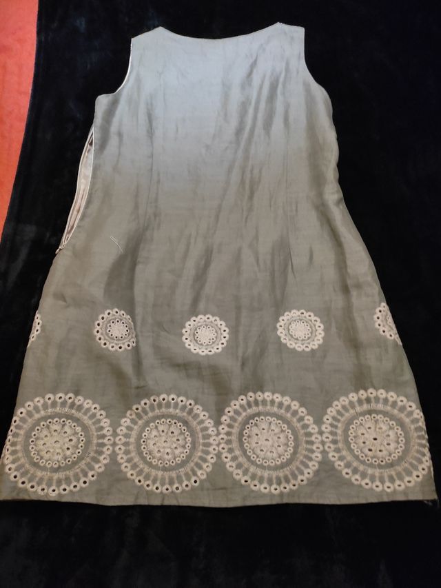 vestido de lino gris satinado