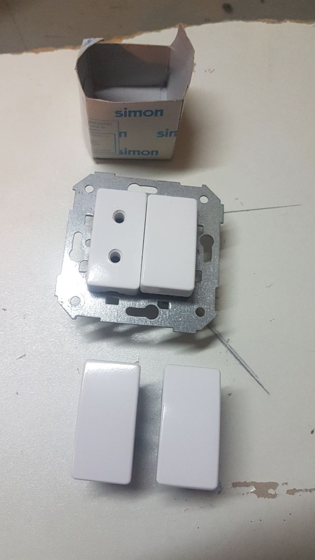 Interruptores Simon.
