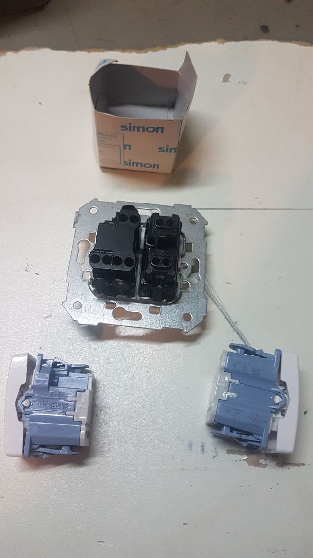 Interruptores Simon.