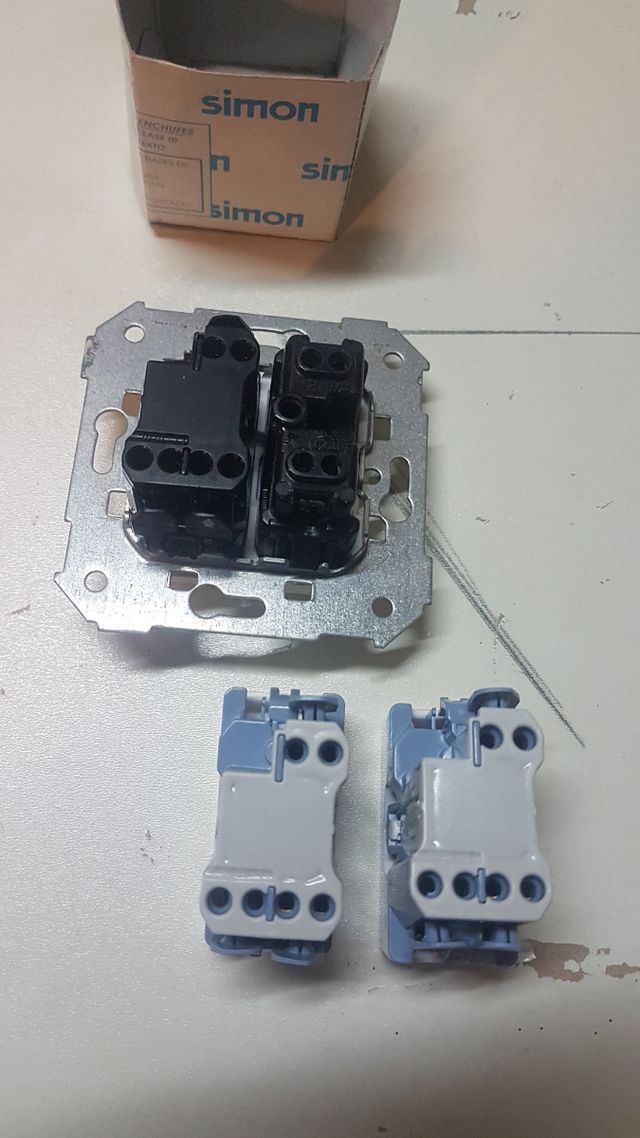 Interruptores Simon.