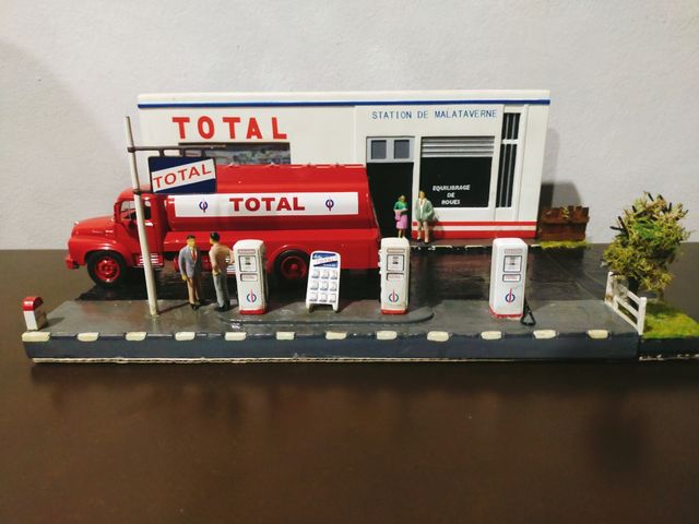 Gasolinera TOTAL coches escala 1/43