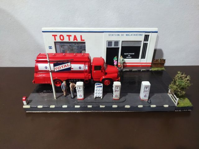 Gasolinera TOTAL coches escala 1/43
