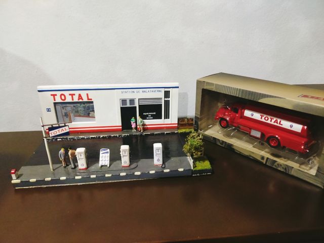 Gasolinera TOTAL coches escala 1/43
