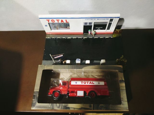 Gasolinera TOTAL coches escala 1/43