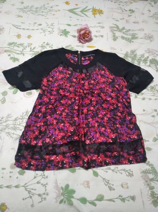 Blusa de flores y detalles transparentes