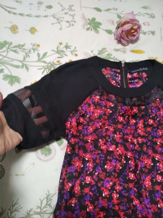 Blusa de flores y detalles transparentes