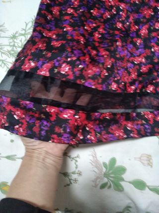 Blusa de flores y detalles transparentes