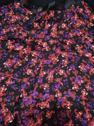 Blusa de flores y detalles transparentes