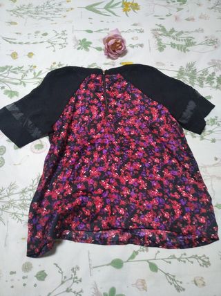 Blusa de flores y detalles transparentes