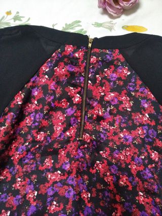 Blusa de flores y detalles transparentes