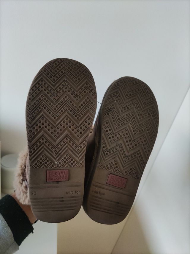 se venden botas de borreguito niña marca B&W