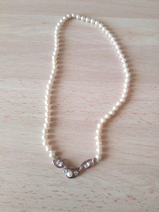 Collar de perlas cultivadas,  broche plata