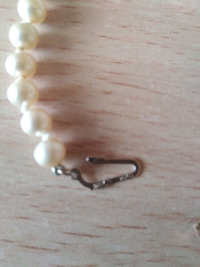 Collar de perlas cultivadas,  broche plata