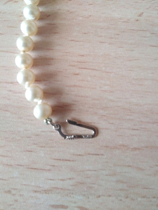 Collar de perlas cultivadas,  broche plata