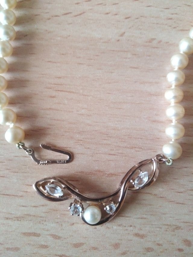 Collar de perlas cultivadas,  broche plata