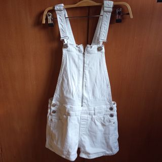Peto vaquero blanco de pantalón corto