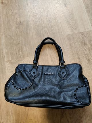 Bolso Desigual cuero negro.