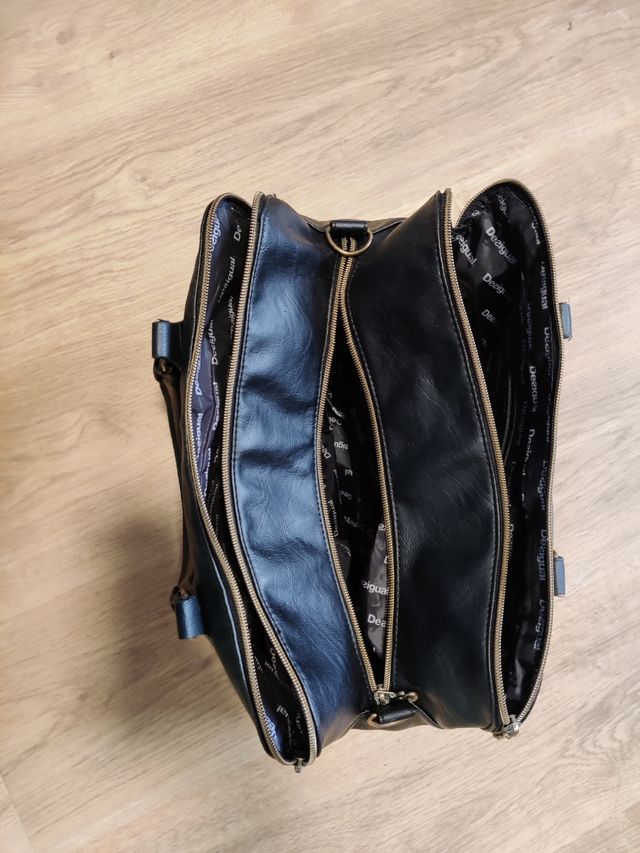 Bolso Desigual cuero negro.