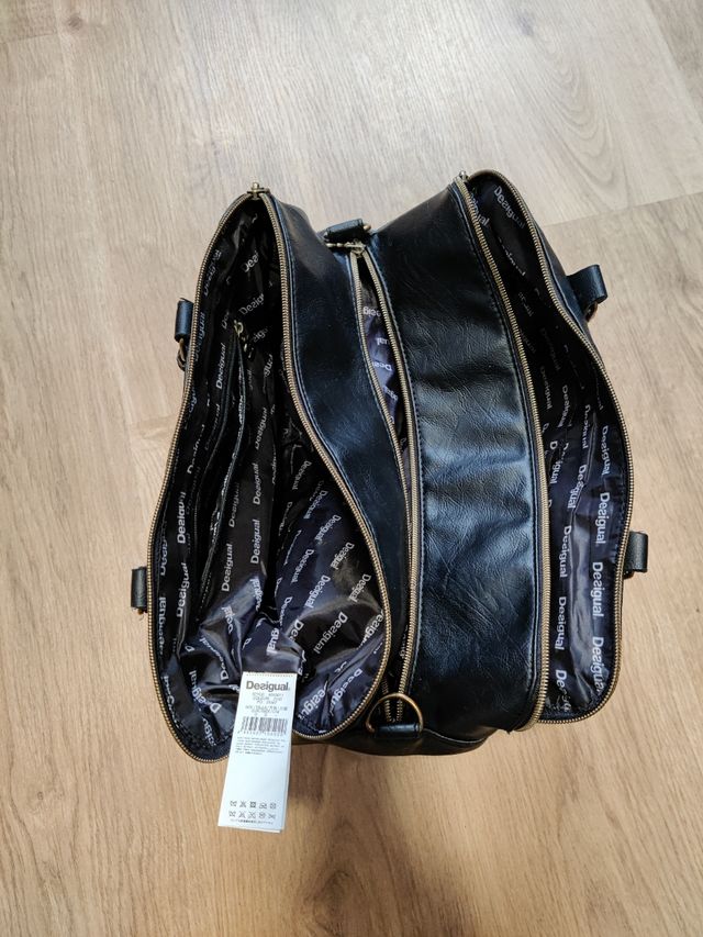 Bolso Desigual cuero negro.