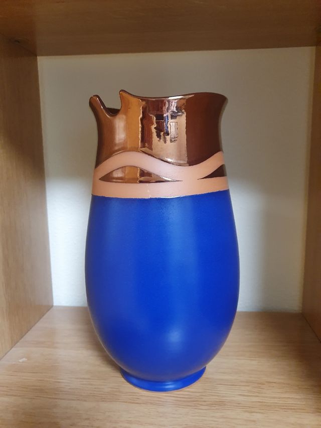 Jarrón de barro pintado de azul y esmalte cobre