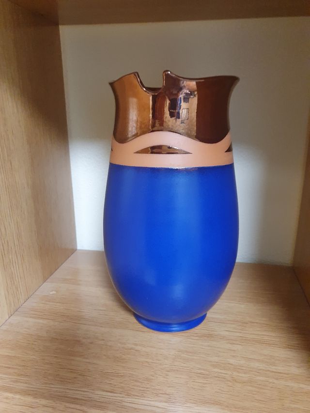 Jarrón de barro pintado de azul y esmalte cobre