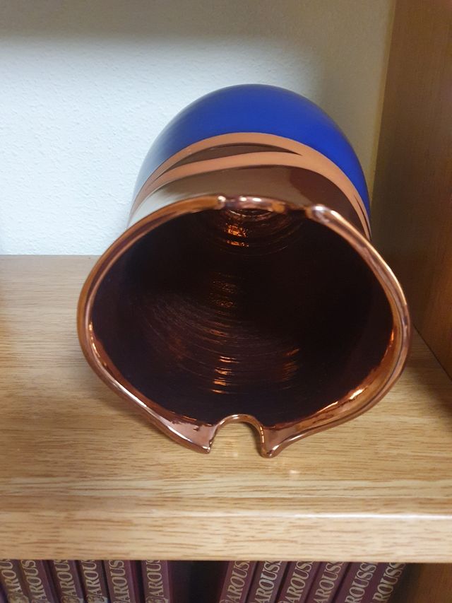 Jarrón de barro pintado de azul y esmalte cobre