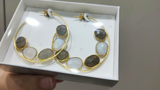 Orecchini a cerchio Acus in pietra di luna e labradorite