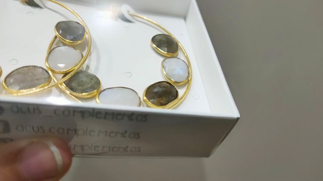 Orecchini a cerchio Acus in pietra di luna e labradorite