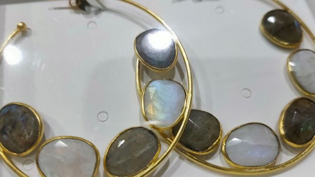 Orecchini a cerchio Acus in pietra di luna e labradorite