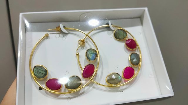 Orecchini a cerchio Acus in rubini e labradorite