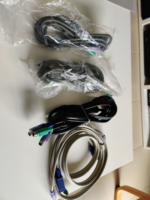 KVM Switch (2 unidades)