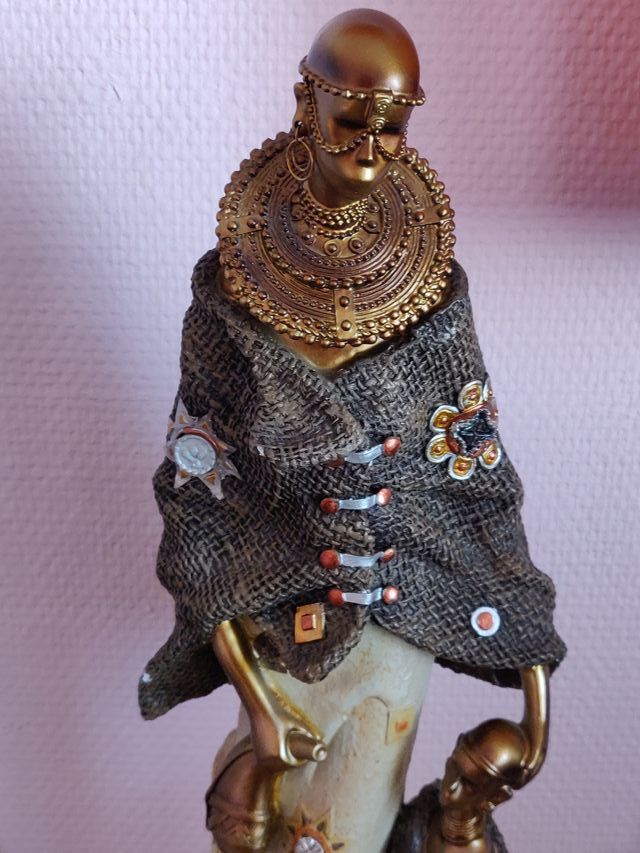 Figura mujer Masai con su hija.