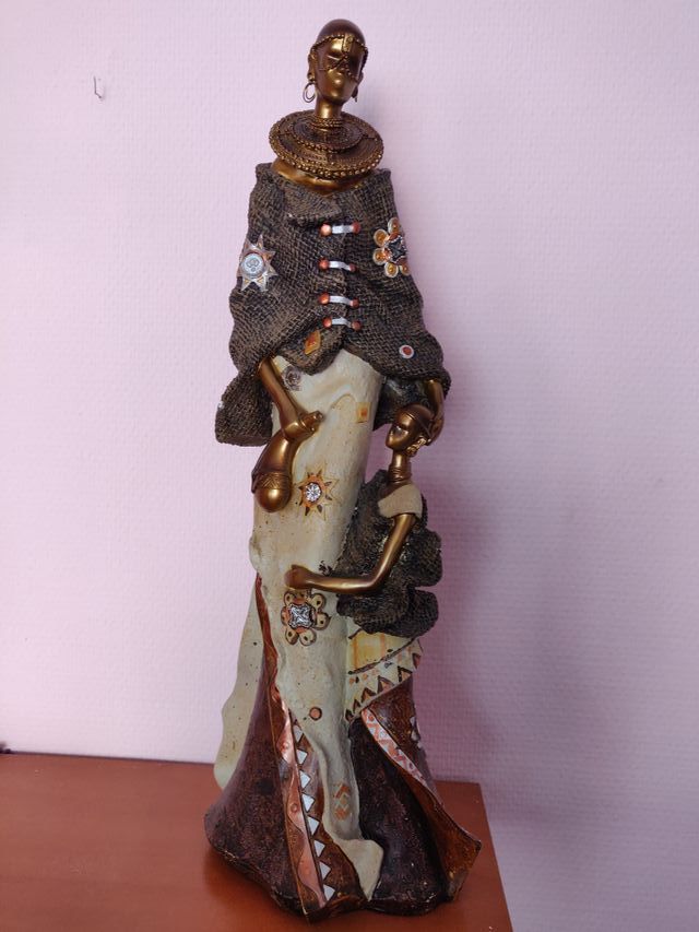 Figura mujer Masai con su hija.