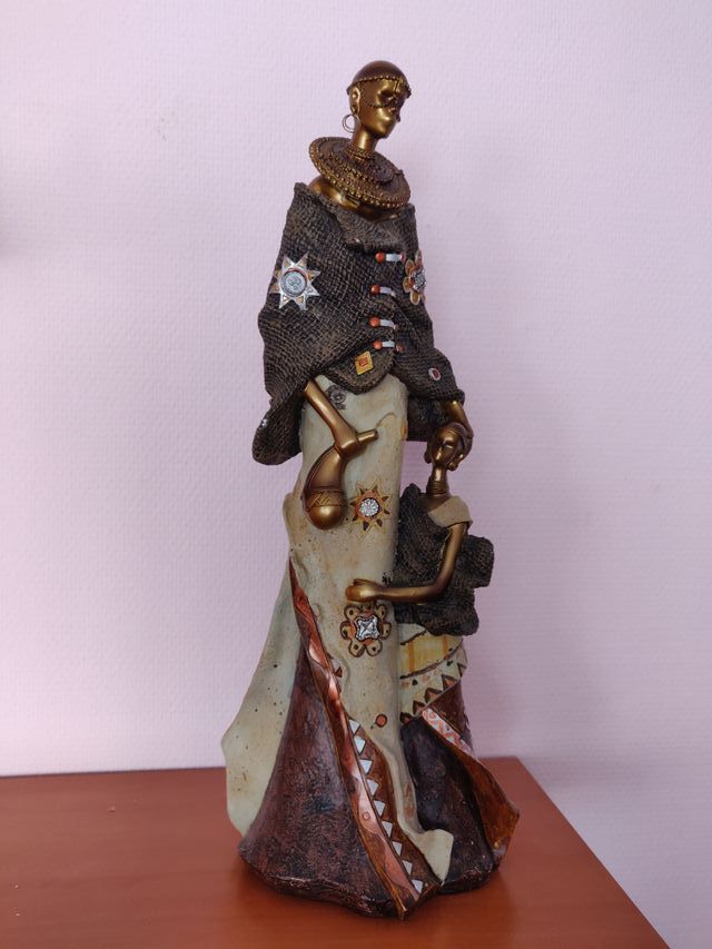 Figura mujer Masai con su hija.