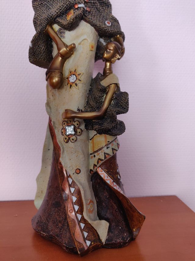 Figura mujer Masai con su hija.