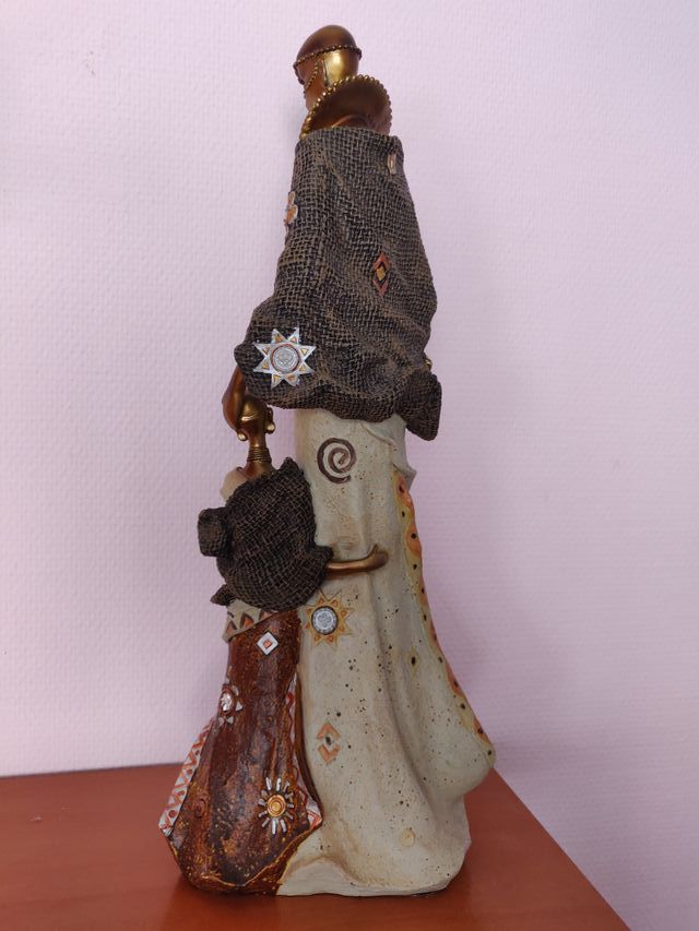 Figura mujer Masai con su hija.