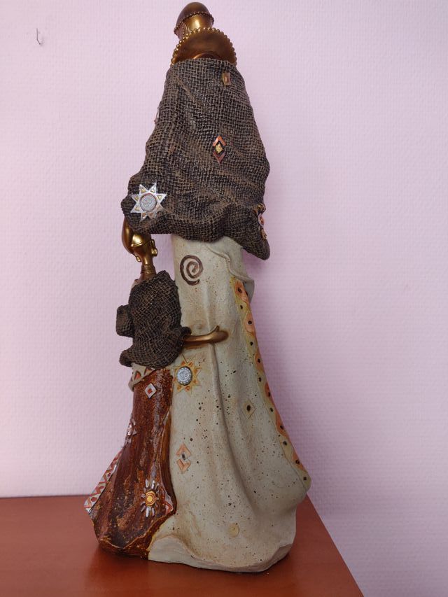 Figura mujer Masai con su hija.