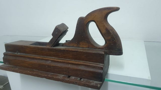 Antiguo cepillo de ebanista.