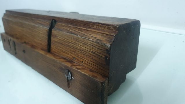 Antiguo cepillo de ebanista.